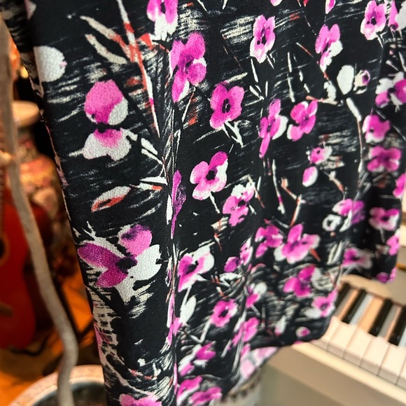 Ann Taylor Black and Pink Floral Top L - Picture 8 of 12
